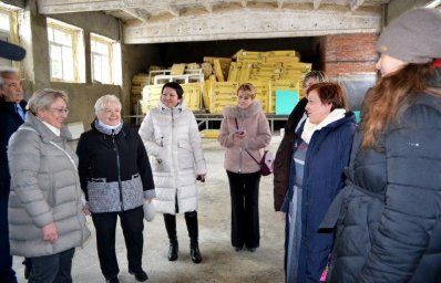 ​Партийный десант проинспектировал ход ремонтных работ школы №2 в Колпашево