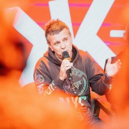 Как Губин дал "Жаре" право исполнять его композиции на выступлении в арт-пространстве Музосфера Как Губин дал "Жаре" право исполнять его композиции на выступлении в арт-пространстве Музосфера