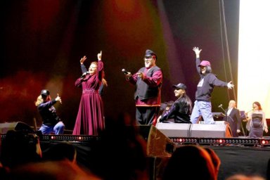 Пётр и Марина Суховы стали триумфаторами "Шлягера года" с песней "Бородато" Пётр и Марина Суховы стали триумфаторами "Шлягера года" с песней "Бородато"