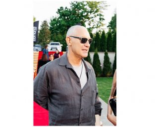 Игорь Жижикин пришел на премию &laquo;PERSONO года&raquo; со сломанной рукой